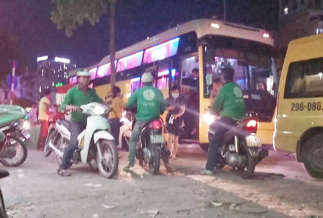 Theo chân 'xe vua': Vừa báo cáo Thủ tướng, đã lại bát nháo Nhà xe Hà Sơn – Hải Vân chạy tuyến cố định có đăng ký lốt ở bến cũng tìm cách lách luật hoạt động đón trả khách, chở hàng chủ yếu ở các phòng vé, bến cóc. Ảnh: Chụp tối ngày 5/7, 2 chiếc xe Hà Sơn – Hải Vân vẫn ngang nhiên đón khách tại văn phòng ở đường