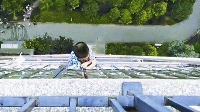 Bản tin 20H: Bé trai 5 tuổi sống sót kỳ diệu sau khi rơi từ tầng 20 Bé trai trượt chân ngã và treo lơ lửng bên ngoài ban công tầng 19 hơn nửa giờ. Ảnh: dzrbs.com.