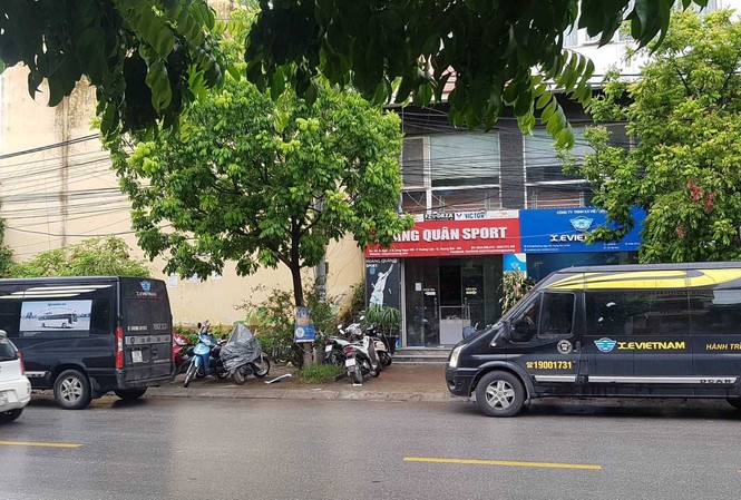 Theo chân những chiếc xe ‘vua’: Bát nháo các ‘tập đoàn’ xe Limousine Nhà xe X.E Việt Nam lập mạng lưới "bến dù" khắp Hà Nội và cung đường Hà Nội – Nam Định.