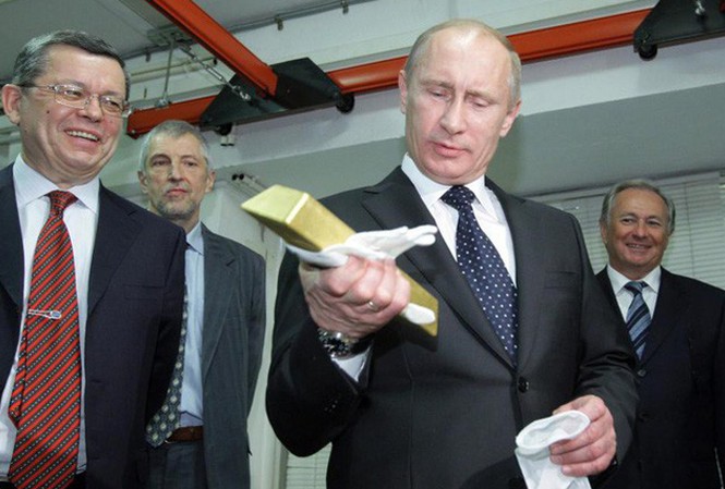 Bản tin 20H: Hé lộ nơi Nga cất giữ hàng nghìn tấn vàng Tổng thống Nga Vladimir Putin cầm trên tay một thỏi vàng. Ảnh: Getty.