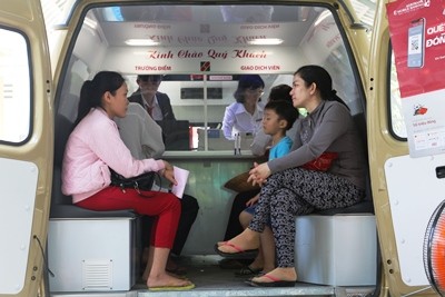 Hiệu quả kép từ Điểm giao dịch bằng ô tô chuyên dùng Khách hàng đang thực hiện giao dịch trên xe lưu động.
