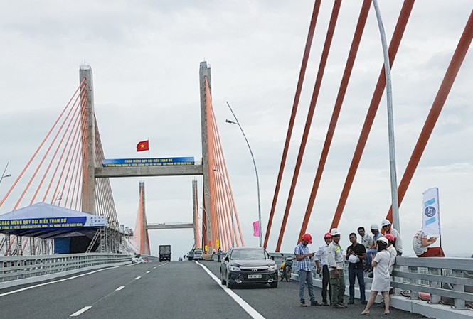 Thênh thang trên cây cầu 7 nghìn tỷ Cầu Bạch Đằng sau ngày hợp long.