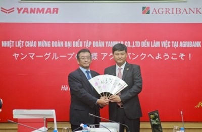 Agribank tiếp và làm việc với Tập đoàn Yanmar (Nhật Bản) Đại diện Agribank và Yanmar trao quà tặng lưu niệm.