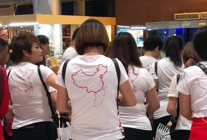 Khách Trung Quốc mang áo 'đường lưỡi bò' đến Nha Trang Khách Trung Quốc mang áo 'đường lưỡi bò' đến Nha Trang