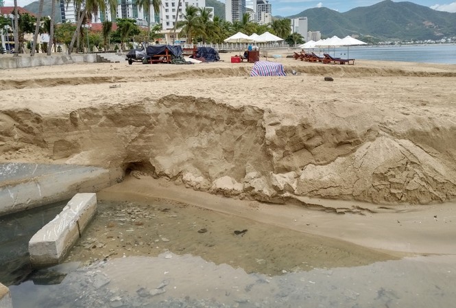 Nước thải bốc mùi hôi thối xả xuống biển Nha Trang Nước thải bốc mùi hôi thối xả xuống biển Nha Trang