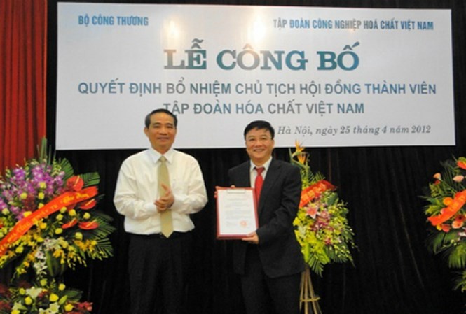 Hàng loạt sai phạm trong bổ nhiệm người nhà của Chủ tịch Vinachem ông Nguyễn Anh Dũng (phải) tại lễ nhậm quyết định Chủ tịch Hội đồng thành viên Tập đoàn Hóa chất Việt Nam