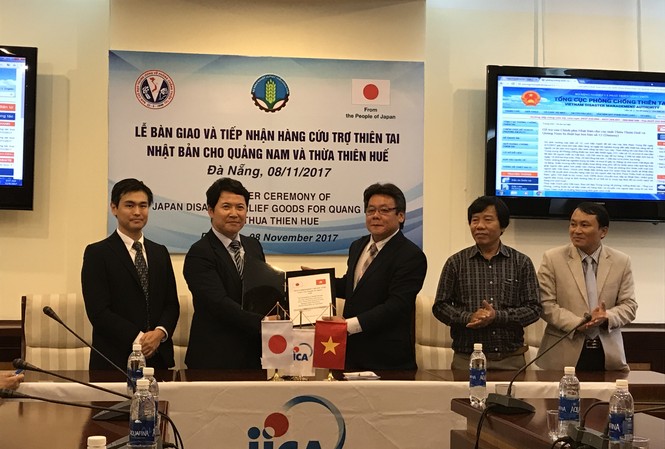 Nhật Bản chuyển hàng cứu trợ khẩn cấp cho người dân miền Trung Công sứ Nagai Katsuro và ông Trần Kim Long, Vụ trưởng Vụ Hợp tác Quốc tế, Bộ NN&PTNT tại lễ bàn giao và tiếp nhận hàng cứu trợ thiên tai.