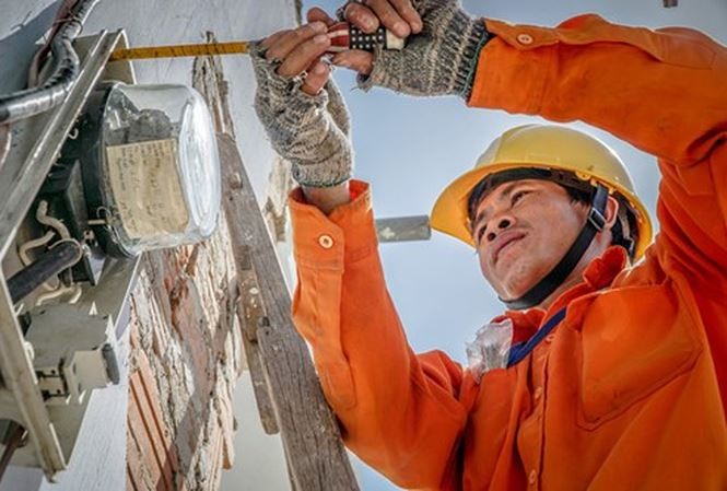 Giá điện tăng tác động tới người dân thế nào? Theo tính toán của Tổng cục Thống kê, việc tăng giá điện làm tăng CPI 0,08%, tăng chỉ số sản xuất 0,7%.