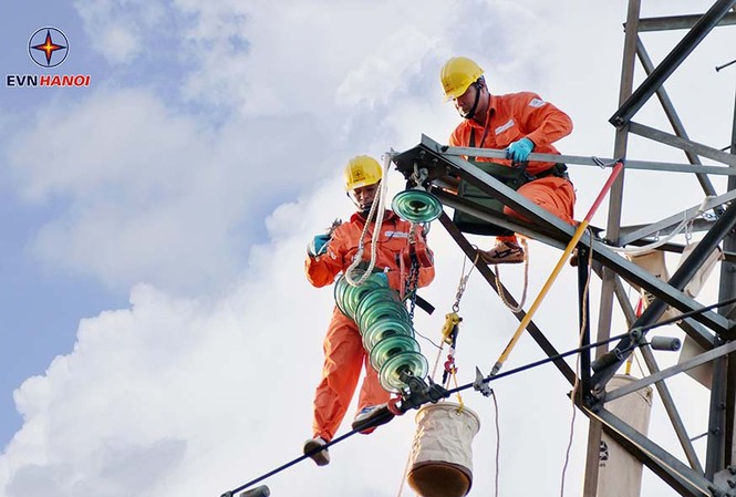 Nắng nóng diện rộng, EVN khuyến cáo người dân tiết kiệm điện Ngành điện không cắt điện khi nắng nóng trên 36 độ C. Ảnh: Hoa Việt Cường