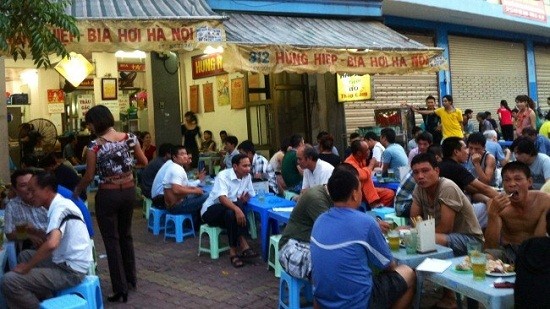 Đề xuất quán bia phải cách nhau tối thiểu 500m có khả thi? Hiệp hội Bia, Rượu, Nước giải khát Việt Nam (VBA) cho rằng cần xem xét lại tính khả thi của các quy định trong dự thảo luật như: Đề xuất hạn chế hoạt động quảng cáo, tài trợ đối với bia hay đề xuất hạn chế thời gian và địa điểm