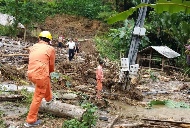 Lũ về chậm, Thủy điện Lai Châu đóng bớt cửa xả Công nhân ngành điện khắc phục hậu quả của mưa lũ