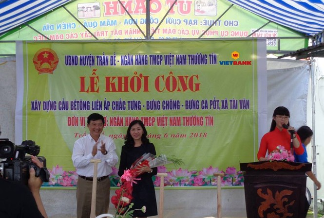 Vietbank tài trợ 1 tỷ đồng xây dựng cầu tại Sóc Trăng Đại diện Ngân hàng Vietbank tại lễ khởi công xây dựng cầu liên ấp Chắc Tưng, Bưng Chông, Bưng Cà Pố do đơn vị tài trợ