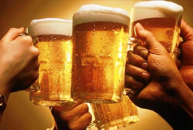 Mỗi người Việt trên 15 tuổi uống 21 lít rượu một năm Mỗi người Việt trên 15 tuổi uống tới 170 lít bia một năm