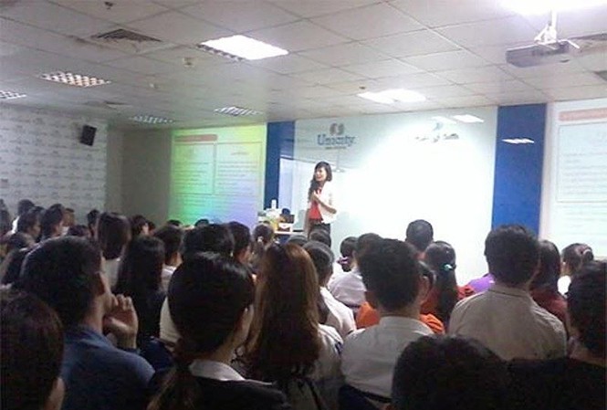 Đa cấp Greenlife, Mỹ phẩm Thường Xuân, Unicity bị phạt 920 triệu đồng Một nữ nhân viên của Công ty Unicity đang tung ra những chiêu quảng cáo về sản phẩm và những khoản thu nhập hấp dẫn (Ảnh nguồn Người Lao Động)