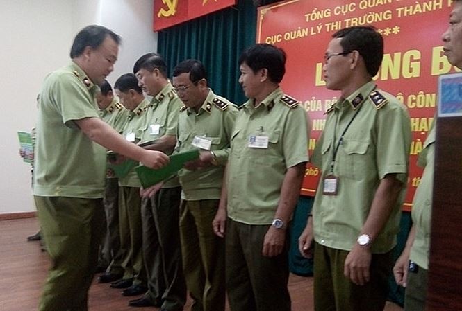 Bị Thành ủy, UBND TPHCM tố ‘qua mặt’, Bộ Công Thương nói gì? Tổng cục trưởng Quản lý thị trường Trần Hữu Linh trao quyết định bổ nhiệm cho lãnh đạo các Chi cục quản lý thị trường