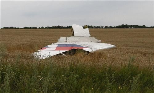 Quân ly khai Ukraine tìm thấy hộp đen máy bay Malaysia rơi Một mảnh vỡ MH17