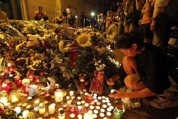 Nạn nhân đầu tiên trong thảm họa MH17 được nhận dạng Cầu nguyện cho các nạn nhân MH17 tại Đại sứ quán Hà Lan ở Kiev