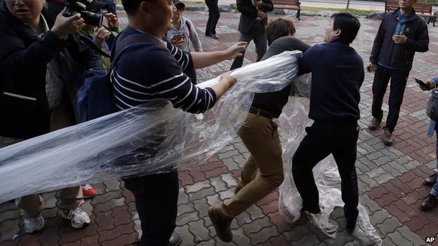 Dân biên giới đụng độ với người thả truyền đơn Người dân ngăn chặn việc thả bóng bay truyền đơn