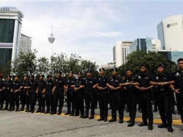 Malaysia bắt giữ 3 nghi phạm hiếp dâm tập thể nữ sinh Việt Cảnh sát Malaysia đã bắt giữ 3 nghi phạm để điều tra về vụ bắt cóc và hiếp dâm tập thể một nữ du khách người Việt.