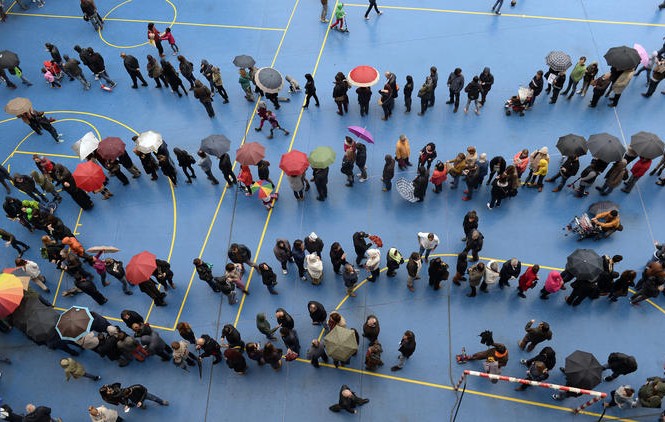 Hơn 80% người dân Catalonia muốn tách khỏi Tây Ban Nha Người dân Catalonia đi bỏ phiếu.