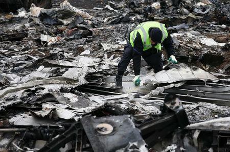 150 giờ thu dọn hiện trường MH17 Các nhân viên thu dọn mảnh vỡ MH17 tại hiện trường
