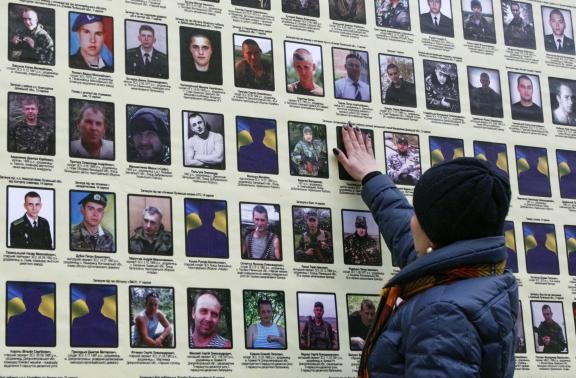 Ukraine tố Nga đưa 85 xe chở vũ khí hạng nặng vào miền Đông Nhưng binh sĩ Ukraine thiệt mạng trong chiến sự ở miền Đông