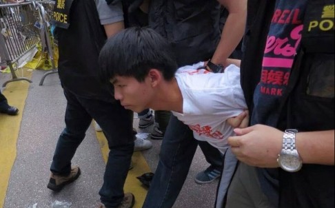Thủ lĩnh biểu tình Hong Kong bị bắt Hoàng Chi Phong bị cảnh sát bắt giữ.