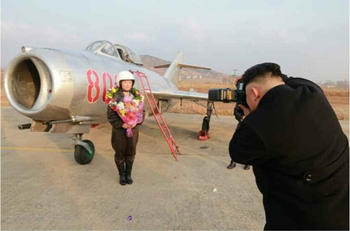 Ông Kim Jong Un chụp hình cho nữ phi công Nhà lãnh đạo Kim Jong-un chụp hình cho 1 nữ phi công