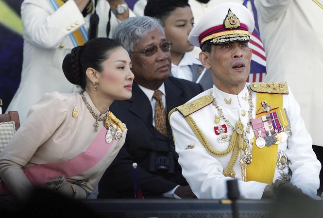 Thái tử Thái Lan tước ngôi vị hoàng tộc của gia đình vợ Thái tử Vajiralongkorn và vương phi Srirasmi.