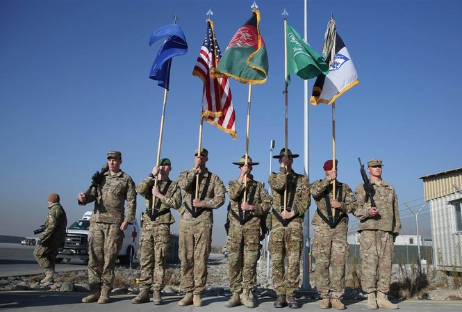 Mỹ để lại hơn một vạn quân ở Afghanistan Các chỉ huy của NATO trong buổi lễ hạ cờ ở Kabul