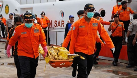 Thợ lặn vớt thêm 6 thi thể vụ rơi máy bay AirAsia Thi thể các nạn nhân được đưa lên bờ