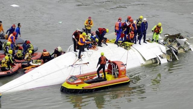 Tổng GĐ TransAsia Airways xin lỗi vụ máy bay rơi xuống sông Lực lượng cứu hộ tại hiện trường vụ rơi máy bay