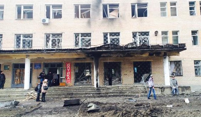 Đạn pháo dội trúng bệnh viện, 15 người thiệt mạng Một bệnh viện ở miền Đông Ukraine bị đạn pháo dội trúng