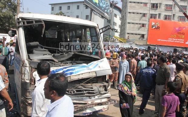 Tàu hỏa đâm xe bus, gần 20 người thương vong Tàu hỏa đâm xe bus, gần 20 người thương vong