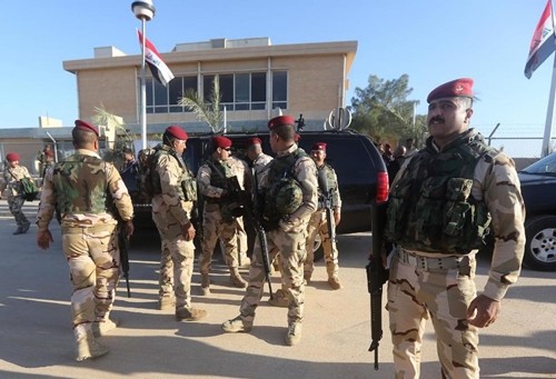 IS đánh bom xe liều chết vào căn cứ quân sự Mỹ ở Iraq Binh sĩ Iraq tại căn cứ không quân al-Asad.