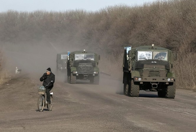 Ngày không đổ máu ở Ukraine sau lệnh ngừng bắn Các phương tiện quân sự của quân đội Ukraine