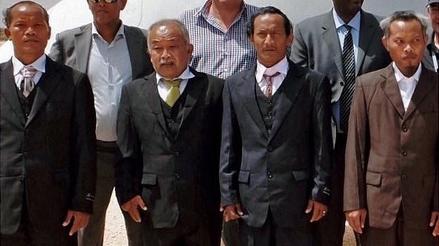 Cướp biển Somalia phóng thích 4 con tin người Thái Lan 4 ngư dân Thái Lan được cướp biển Somalia phóng thích.
