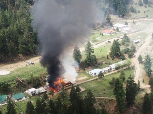 Pakistan bác tin Taliban bắn rơi trực thăng Khói lửa bao trùm hiện trường trực thăng rơi. Ảnh: Express