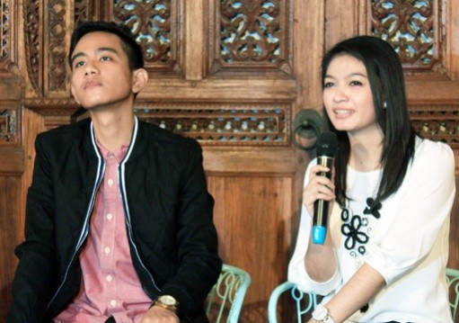 Con trai Tổng thống Indonesia kết hôn với hoa khôi Gibran Rakabuming Raka và hôn thê Selvi Ananda tại cuộc họp báo ở thành phố Surakarta hôm 14/4.