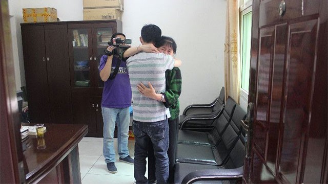 Cuộc hội ngộ đẫm lệ sau 29 năm lưu lạc trên tàu hỏa Jiang Minh và mẹ trong cuộc hội ngộ đầy nước mắt.