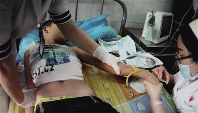Uống rượu “kết nghĩa anh em”, bé trai 10 tuổi ngất xỉu Cậu bé Tang Bin trong bệnh viện