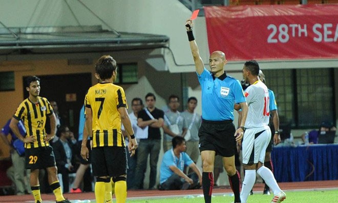 U23 Malaysia thiệt quân trong trận gặp Việt Nam Mansor nhận thẻ đỏ. Ảnh: Zing