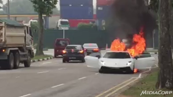 Siêu xe Lamborghini bốc cháy, phát nổ giữa phố Hiện trường vụ tai nạn