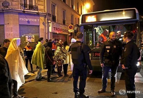 Mỹ rúng động vì vụ tấn công Paris Cảnh sát Pháp ở gần khu vực nhà hát Bataclan