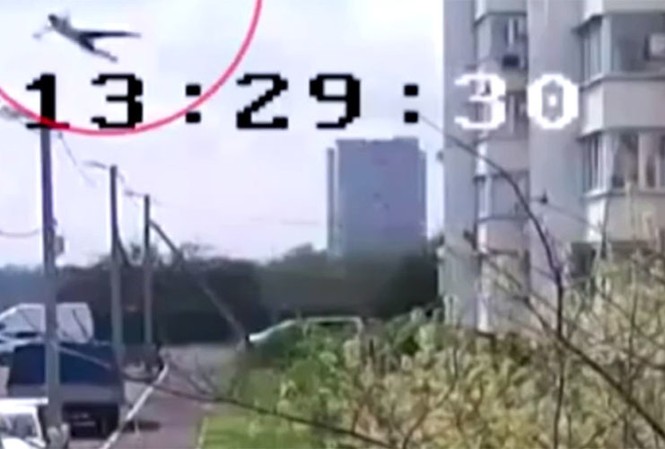 Sống sót thần kỳ sau khi nhảy từ tầng 14 xuống đất Hình ảnh camera an ninh ghi lại