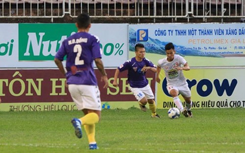 Thua HA.GL, thày trò Hà Nội T&T phàn nàn trọng tài Một pha tranh bóng trận HA.GL thắng Hà Nội T&T 1-0.