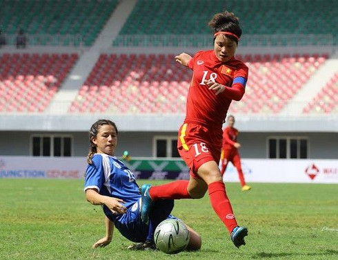 Tuyển nữ Việt Nam vào bán kết giải Đông Nam Á 2016 Đội trưởng Minh Nguyệt (áo đỏ) góp 1 bàn thắng vào chiến thắng đội nhà