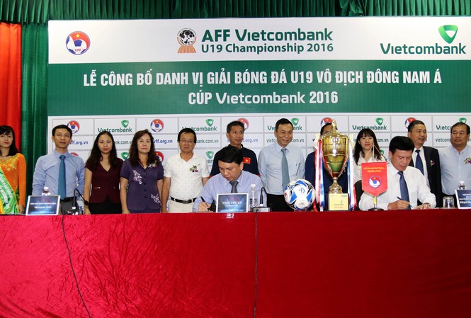 U19 Việt Nam ngắm ngôi vô địch giải Đông Nam Á Quang cảnh lễ công bố nhà tài trợ VCK U19 Đông Nam Á 2016 ở trụ sở VFF chiều 8/9.