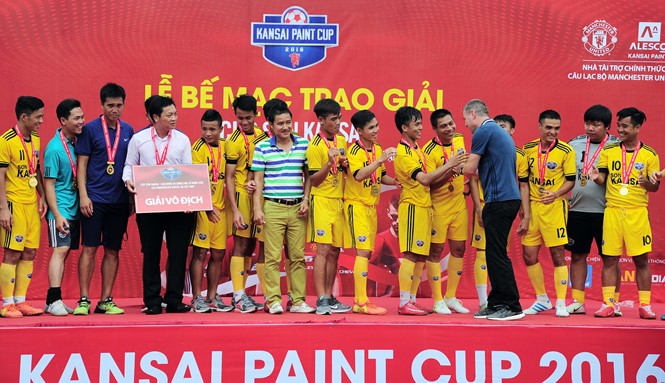 Cựu sao M.U đặt cửa thắng cho HLV Mourinho Cựu danh thủ M.U Dennis Irwin trao giải cho nhà vô địch