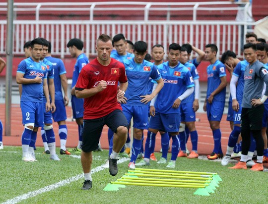 Chuyên gia Forkel: Cầu thủ Việt Nam đủ thể lực cho trận đấu với Myanmar Ông Martin Forkel hướng dẫn cầu thủ Việt Nam tập thể lực.